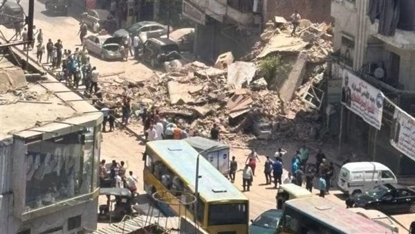 شاهد، لحظة انهيار عقار شبرا مصر