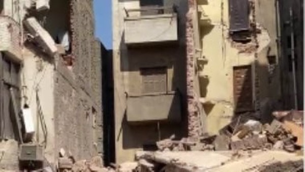 لحظات صعبة.. انهيار عقار شبرا تسبب فى أضرار بالمبانى المجاورة (فيديو)