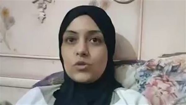 سيدة تستغيث من مستشفى شهير بجسر السويس: الدكتور نسي فوطة في بطني وهو بيولدني | فيديو