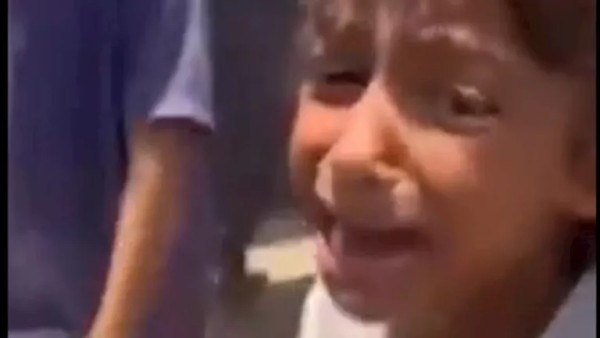 "أمانة يا عمو عبيلي".. دموع طفلة فلسطينية تقف لساعات من أجل وجبة (فيديو)