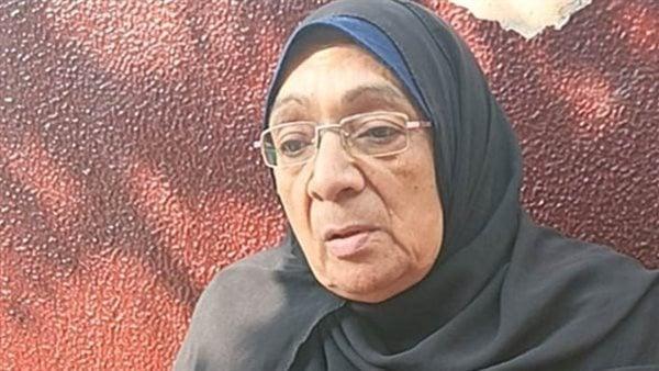 أمه ماتت من أسبوع| مسنة تساند حفيدها من أمام إحدى لجان الثانوية العامة: هفضل معاه لحد ما يحقق حلمه