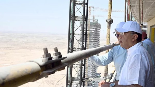 مدبولي يتفقد أعمال مشروعات "أبراج الداون تاون" و"داون تاون لاجون" بالعلمين الجديدة