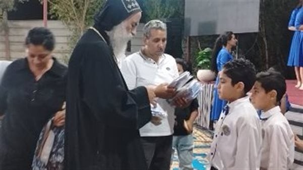 الأنبا بيمن يوزع جوائز على الأطفال المشاركين في كورال الكنيسة (فيديو)