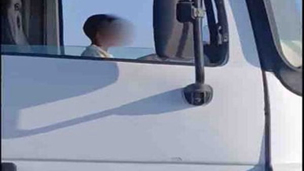 طفل يقود شاحنة بكفر الشيخ.. الداخلية تضبط السيارة ووالده مالكها بتهمة تعريض الأرواح للخطر