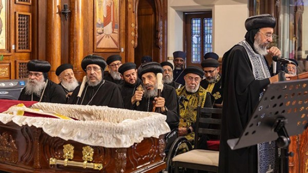 صور ..صلوات تجنيز القمص أنطونيوس ثابت بلندن وقداسة البابا يقدم التعزية في رحيله