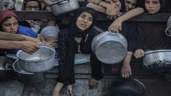 «الجوع أشد فتكا من القنابل».. صورة لسيدة منهكة تنتظر الطعام في غزة تثير تفاعلا