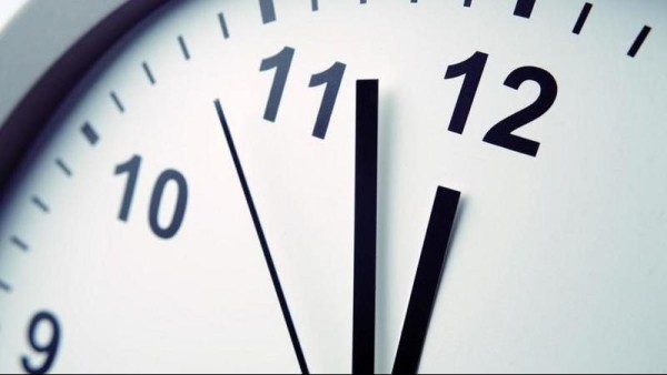 تأخير الساعة 60 دقيقة مساء يوم خميس.. انتهاء التوقيت الصيفي بهذا الموعد