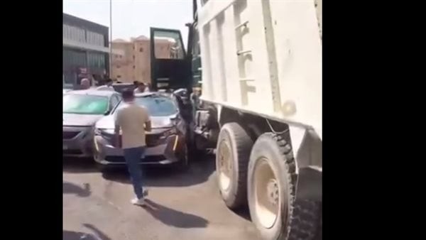 شاحنة تحطم سيارات بشارع الجامعة الأمريكية في التجمع الخامس (صور)