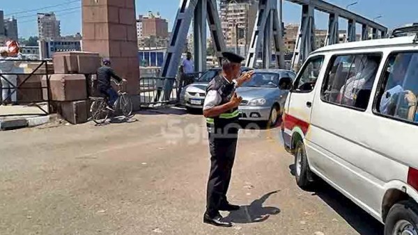 ضحكة تكسر الزحام وابتسامة تخطف القلوب.. حكاية الأمين إبراهيم أيقونة المرور بالمنصورة