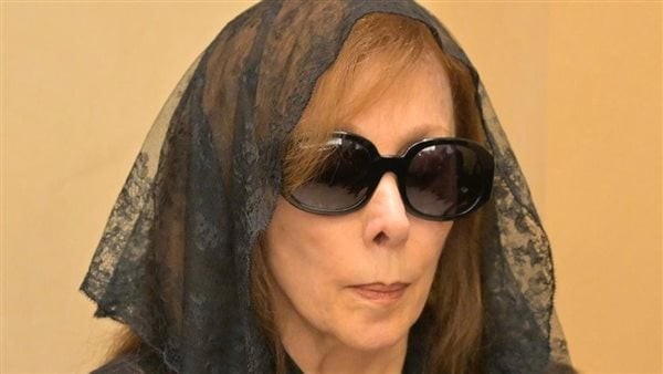 ظهرت لأول مرة حزينة وباكية، فيروز تودع ابنها زياد الرحباني والجمهور يستقبلها بالتصفيق (فيديو)