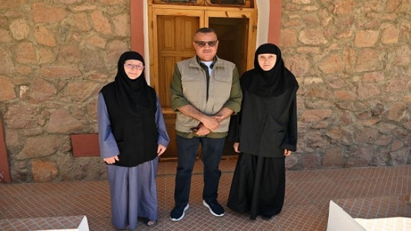 محافظ جنوب سيناء يزور دير السبع بنات بوادي فيران ويقدم دعما رمزيا للراهبات هدية من الرئيس السيسي