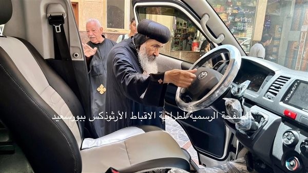 الأنبا تادرس يبارك ميكروباص جديد لخدمة كنيسة أبي سيفين ببورسعيد