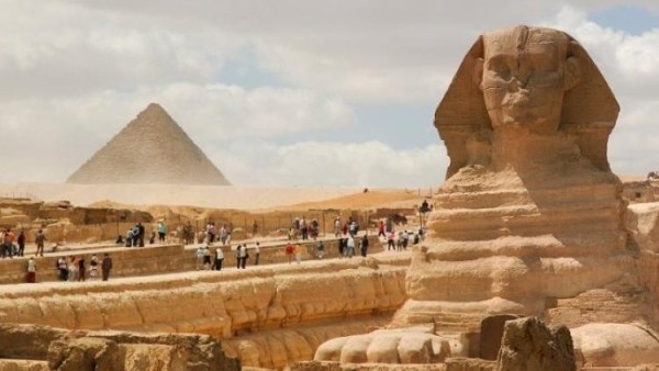 السياحة: الحفر بمنطقة الصوت والضوء وليس بالأهرامات.. ولا مساس بالآثار