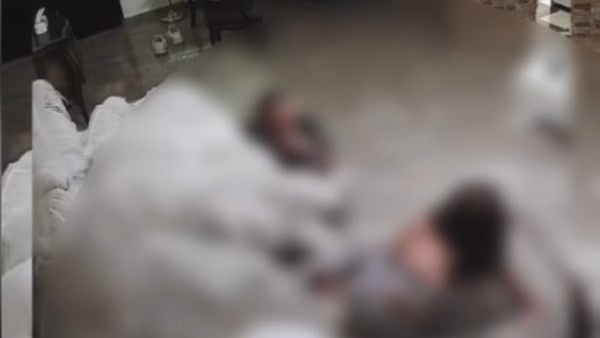 سحل وضرب.. فحص فيديو الاعتداء على هدير عبد الرازق في شقة مجهولة