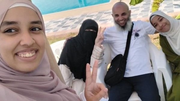 سوف أقبل أقدامهم.. أب يطالب بناته بالعودة للمنزل بكلمات مؤثرة