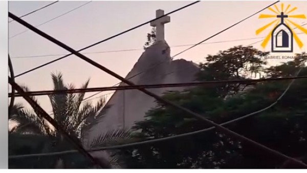 فيديو .. أجراس كنيسة العائلة المقدسة بغزة تُقرع رغم الدمار وتُرنم: سلام.. سلام