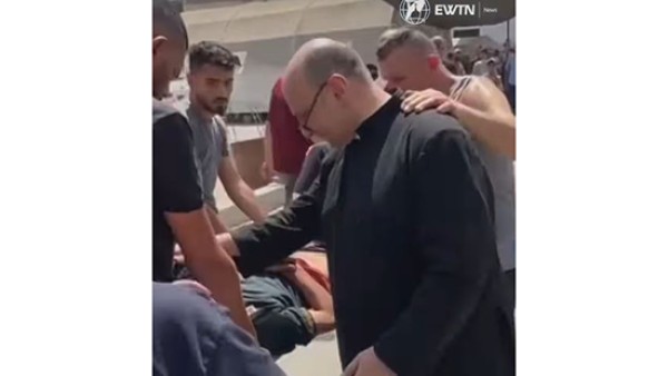 بالفيديو.. الأب جبرائيل رومانيلي يطمئنُّ على المصابين بعد قصف كنيسة العائلة المقدسة للاتين في غزة