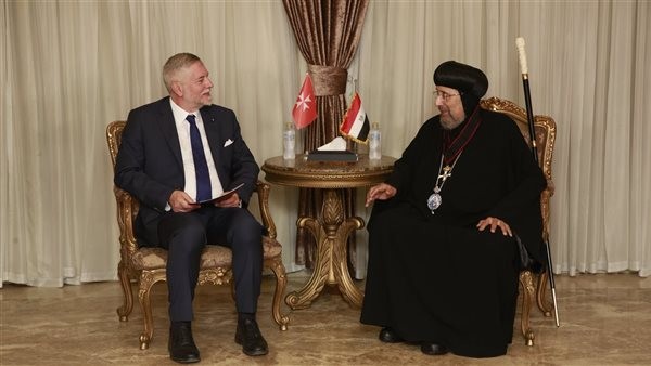 سفير فرسان مالطا يكرم الأنبا إرميا بوسام "الصليب الأعظم للاستحقاق الديني"