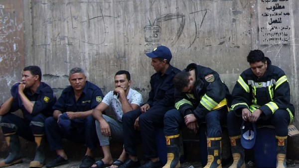 بالصور.. رجال الحماية المدنية "تواصل عمليات التبريد بمبنى سنترال رمسيس المحترق