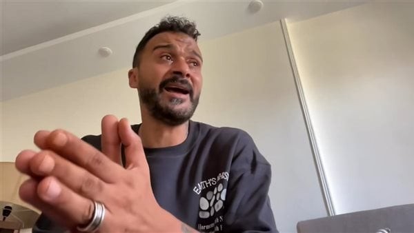 إبراهيم سعيد باكيا بعد خروجه من السجن: "أدعي لأولادي ولا أدعي عليهم" (فيديو)