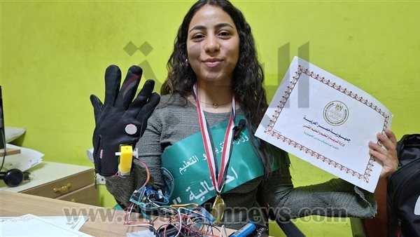 بنت أبوها.. جويس عماد طالبة صعيدية تبتكر أول جهاز لمساعدة والدها ومرضى الشلل النصفى