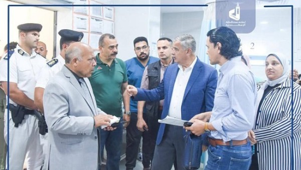 محافظ الإسكندرية يزور مصابي حادث انهيار عقار العطارين ويوجه بسرعة صرف التعويضات