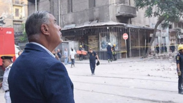 وفاة مواطن .. محافظ الإسكندرية يتابع تداعيات انهيار عقار العطارين .. رئيس حي وسط : صادر بشأنه قرار منذ 1993 بهدم الرابع وجزء من الخامس وترميم الباقي