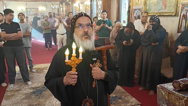 الأنبا إقلاديوس يطيب رفات ويدشّن أيقونات في عيد استشهاد الأنبا موسى القوي بدير الشايب