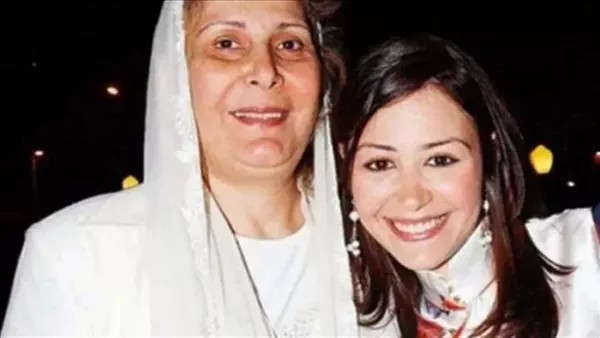 أول تعليق من منة شلبي على شائعة وفاة والدتها