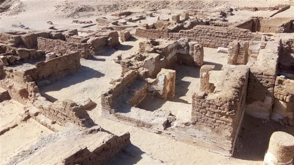 كشف أثري عن مدينة سكنية شهدت فترة التحول من الوثنية للمسيحية بالخارجة