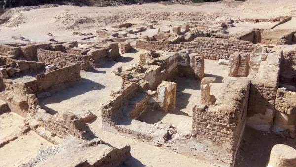 البعثة الأثرية: تكشف عن جدارية تصور السيد المسيح وهو يشفي المرضى بالوادي الجديد