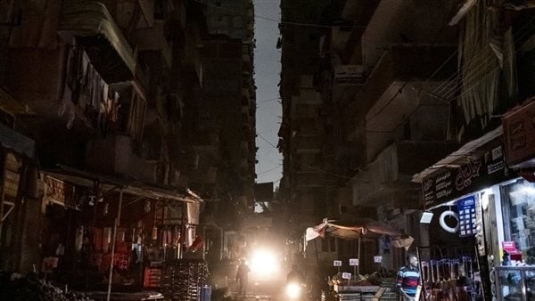 انقطاع الكهرباء أكثر من 12 ساعة بالجيزة يثير الغضب، والمصريون: "بايتين في الشارع وبنموت حرفيا"