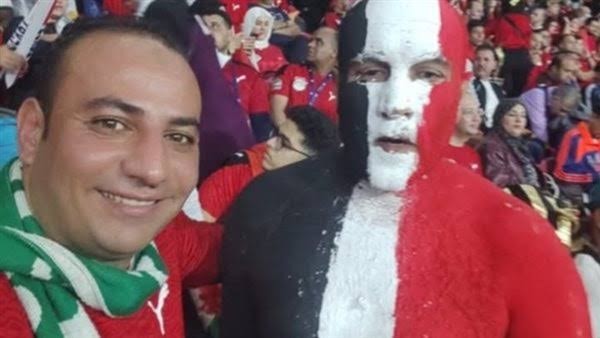 وداعُا .. رحيل أول مُشجّع للنادي المصري ومنتخب مصر يُطلي جسمه بعلم بلاده