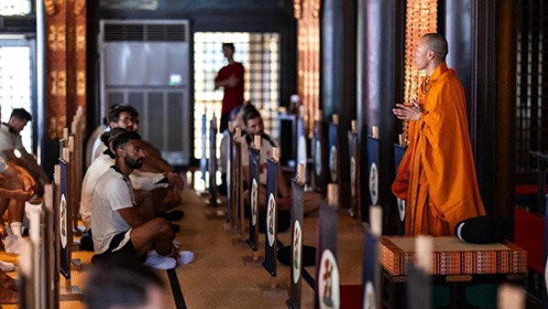 شوبير يدافع عن محمد صلاح بعد زيارته لمعبد بوذي: "بوذية إيه يا عم.. الله يسترك!"