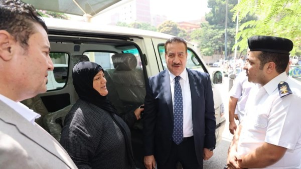 محافظ المنوفية يسلم سيارة ميكروباص لأسرة سائق سيارة حادث الإقليمى.. صور