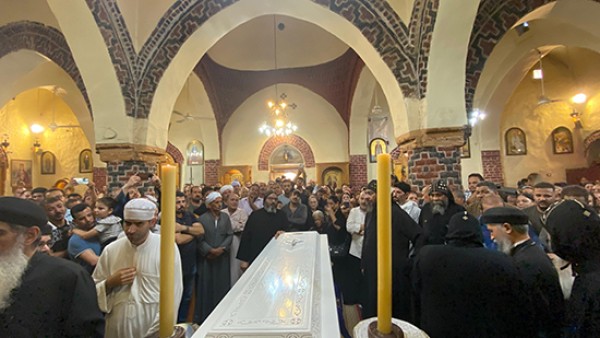 الأنبا متاؤس يترأس جنازة القمص أرسانيوس الأخميمي في دير السيدة العذراء بجبل إخميم