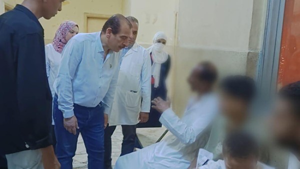 نائب وزير الصحة يتفقد مستشفى حلوان ومركز أطلس ويوجه بحلول عاجلة لتقليل الزحام