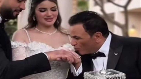 محمد فؤاد يُقبل يد زوج ابنته في حفل زفافها.. والجمهور يتفاعل: «الأب الجميل فرحان بيها» (تفاصيل)