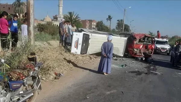 بالأسماء.. إصابة 14 شخصا في حادث تصادم سيارتين ميكروباص بسوهاج (صور)