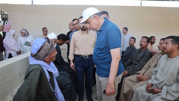 محافظ المنيا يقرر صرف مساعدات عاجلة وشراء أدوية لحالات إنسانية بمستشفى الصدر