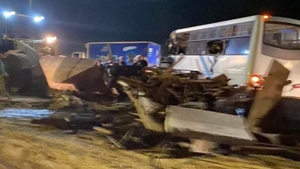 حادث تصادم سيارة نقل وأتوبيس على الطريق الإقليمي بالعاشر من رمضان.. صور