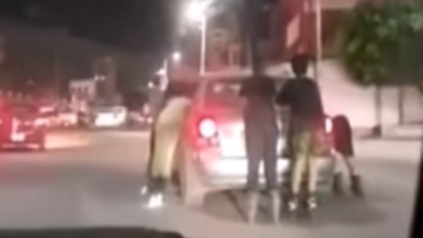 ضبط موظف سمح لأطفال بالتعلق بسيارته أثناء السير في الشرقية