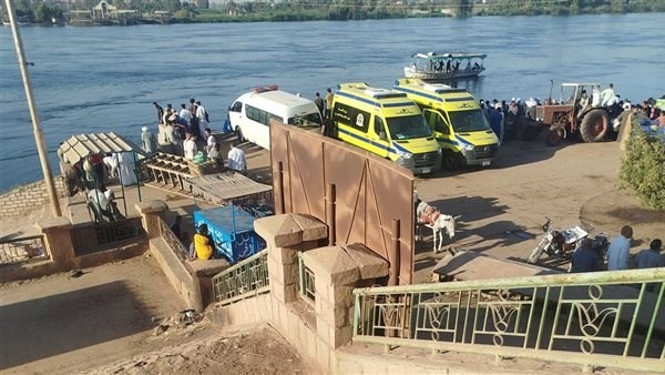 سقوط سيارة من معدية بنهر النيل في قنا.. والإنقاذ النهري يواصل البحث عن المفقودين