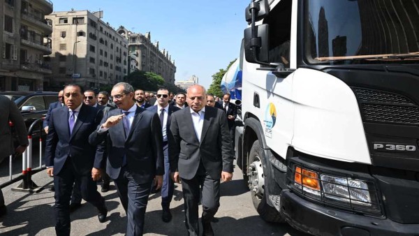 رئيس الوزراء يتابع جهود استعادة خدمات الاتصالات التي تأثرت جراء حريق سنترال رمسيس (صور)