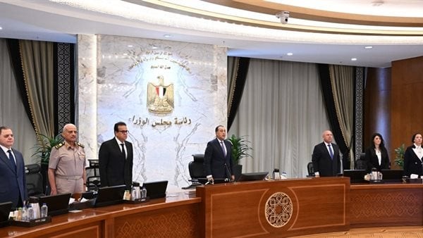 مجلس الوزراء يقف دقيقة حدادا على أرواح شهداء "الدائري الإقليمي" و"سنترال رمسيس" (صور)