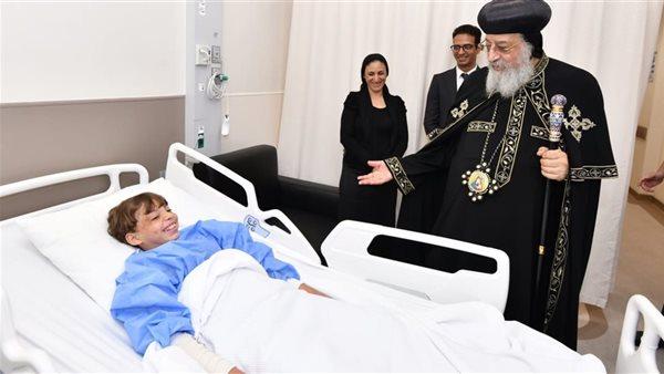 البابا تواضروس الثاني يزور مستشفى أهل مصر لعلاج الحروق.. ويُشيد بدوره الإنساني | صور
