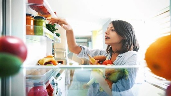 "تصبيرة".. هل أكل بقايا الطعام البارد من الثلاجة آمن؟