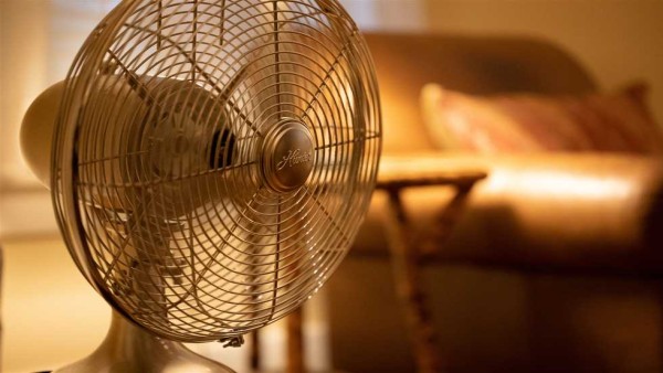 احترس.. خطأ شائع في استخدام «مروحة البيت» خلال الموجة الحارة (قد يسبب الوفاة)