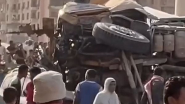 مصرع 3 أشخاص وإصابة 6 في حادث تصادم بمدخل شق التعبان بـ طرة.. صور