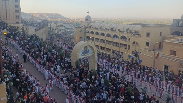 آلاف الأقباط يتوافدون على دير درنكة للاحتفال بـ"صوم العذراء" في أسيوط